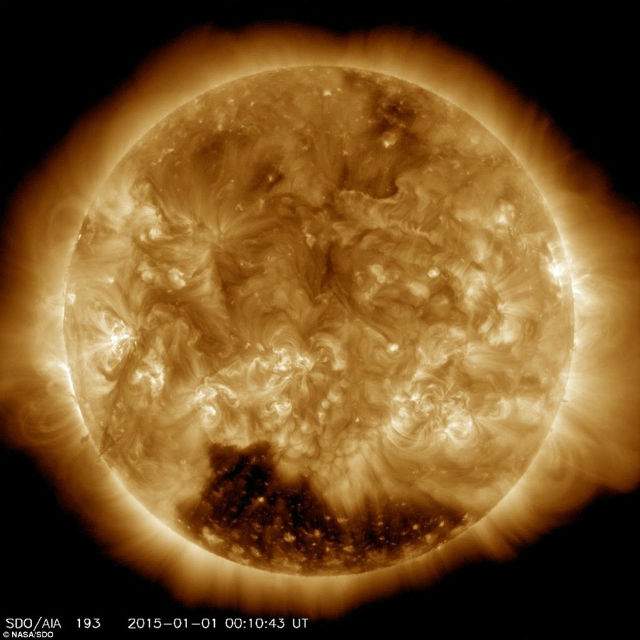 Vine sfârşitul lumii? NASA a decoperit două găuri negre uriaşe pe suprafaţa Soarelui