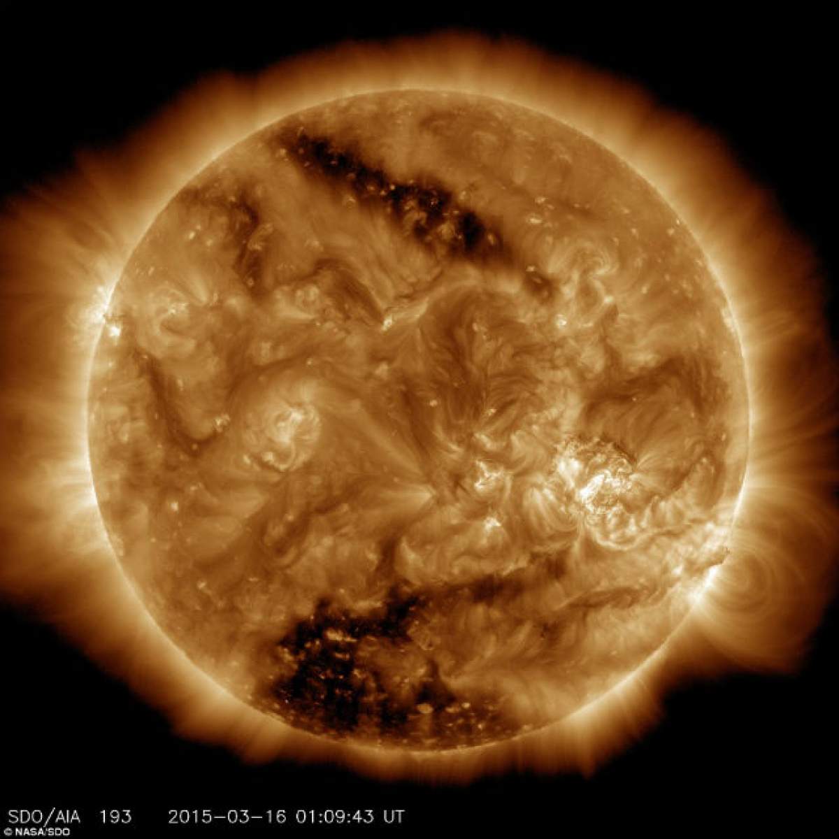 Vine sfârşitul lumii? NASA a decoperit două găuri negre uriaşe pe suprafaţa Soarelui