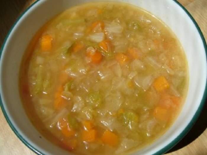 Supă de varză – rețeta pentru slăbit, gata în 30 de minute!