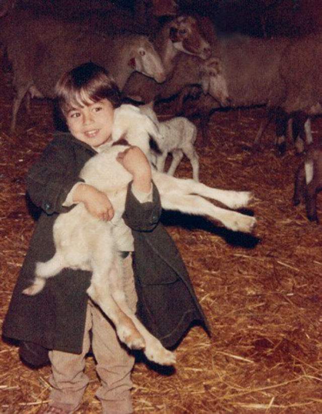 Doamnele şi domnişoarele au intrat în delir când au văzut fotografia asta! Dar tu nu vei ghici cine este în ea!