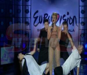 VIDEO /  Ups, cineva a uitat să se epileze la Eurovision! Cristina Vasiu şi-a afişat "tufişul" din lenjeria intimă?