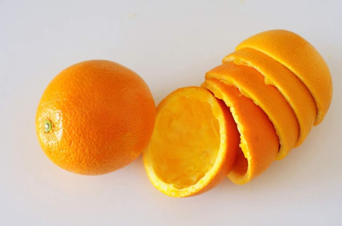 VIDEO / Habar n-aveai asta! Cum se curăţă o portocală în mod corect?