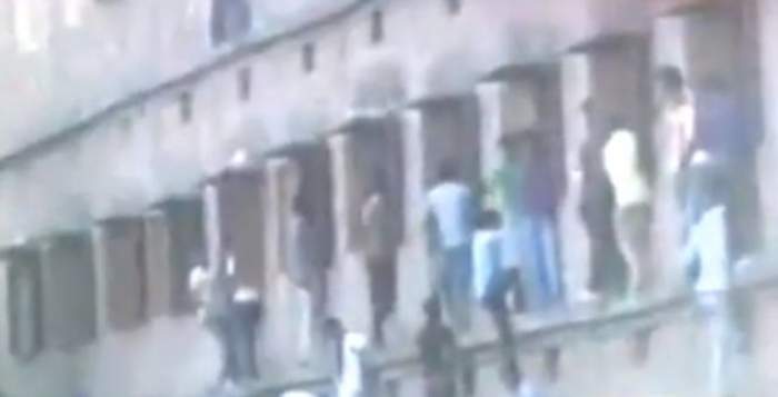 VIDEO / Rămâi mască! Părinţii escaladează zidurile şcolii ca să le dea fiţuici elevilor