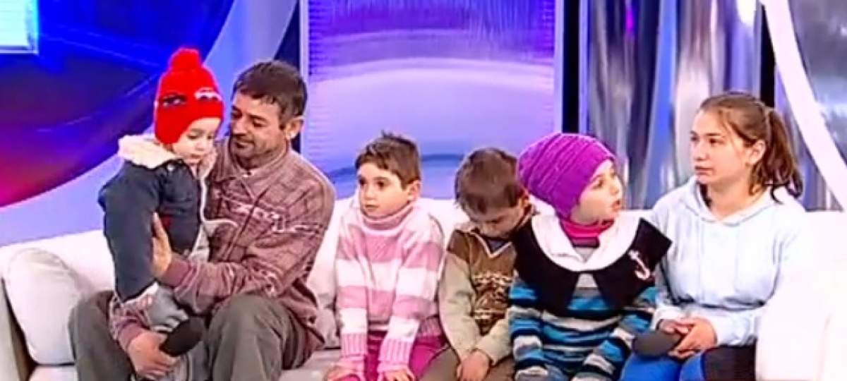 VIDEO / Caz emoţionant! Un bărbat are grijă de cei opt copii, după ce soţia lui a murit: "Temelia casei nu mai rezistă!"