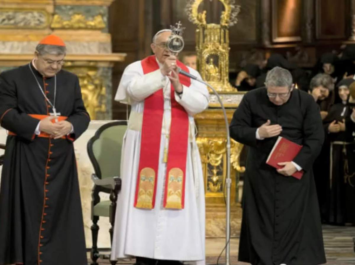 VIDEO/ Papa Francisc a făcut o minune! Nu o să crezi când o să vezi cum a transformat sângele dintr-o sticlă