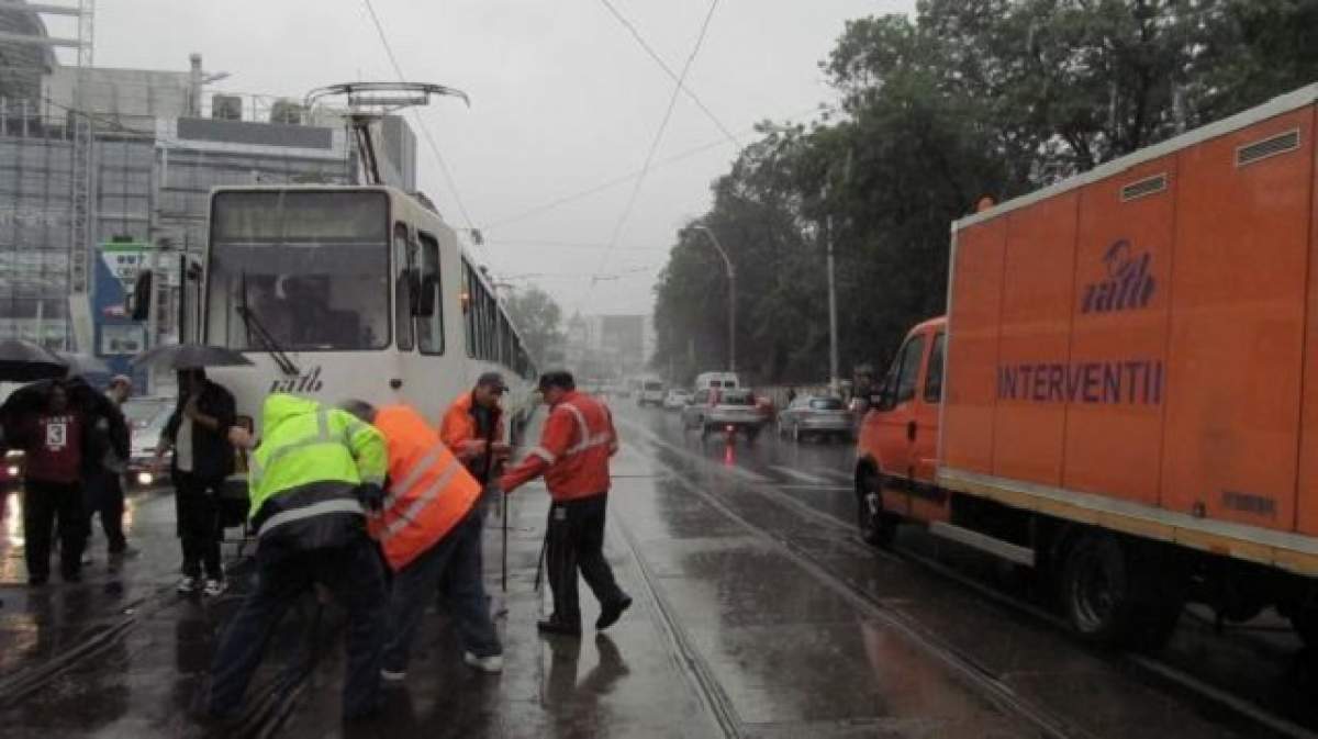 Pericol în trafic! Unui vatman i s-a făcut rău, în timp ce conducea un tramvai