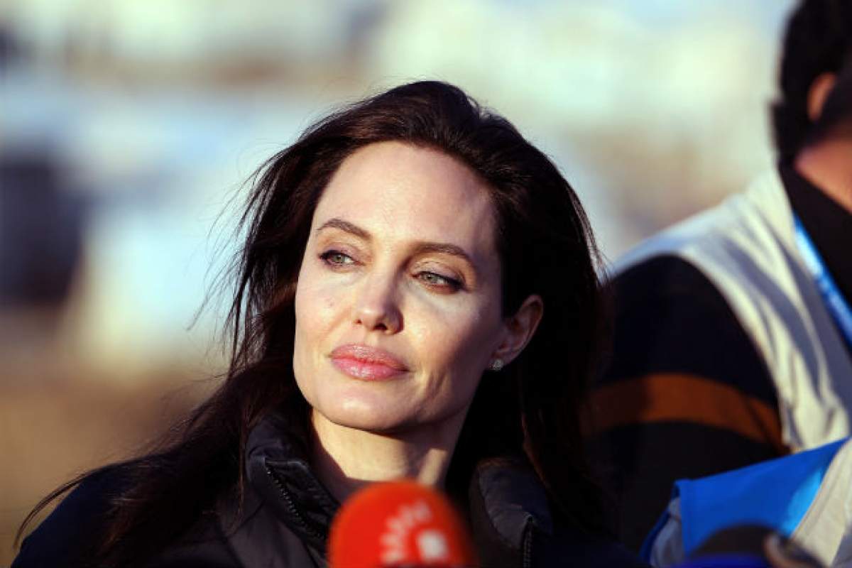 Angelina Jolie a ajuns pe masa de operaţie! După ce şi-a tăiat sânii, şi-a extirpat ovarele