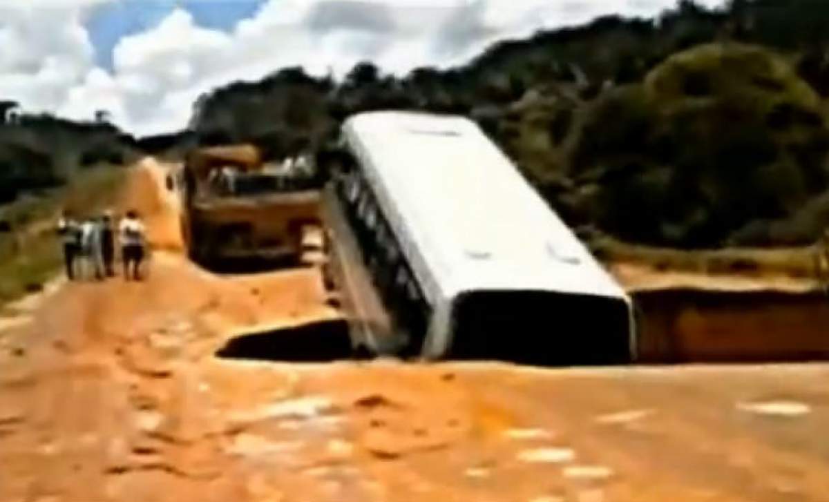 VIDEO/ Au căzut cu autobuzul într-un crater uriaş! Imaginile surprinse de un localnic sunt halucinante