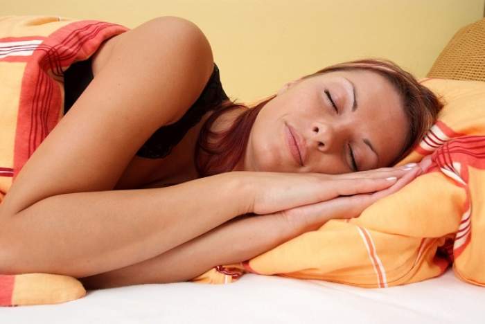ÎNTREBAREA ZILEI - MIERCURI: Ce poţi păţi dacă dormi mai mult de 8 ore pe zi