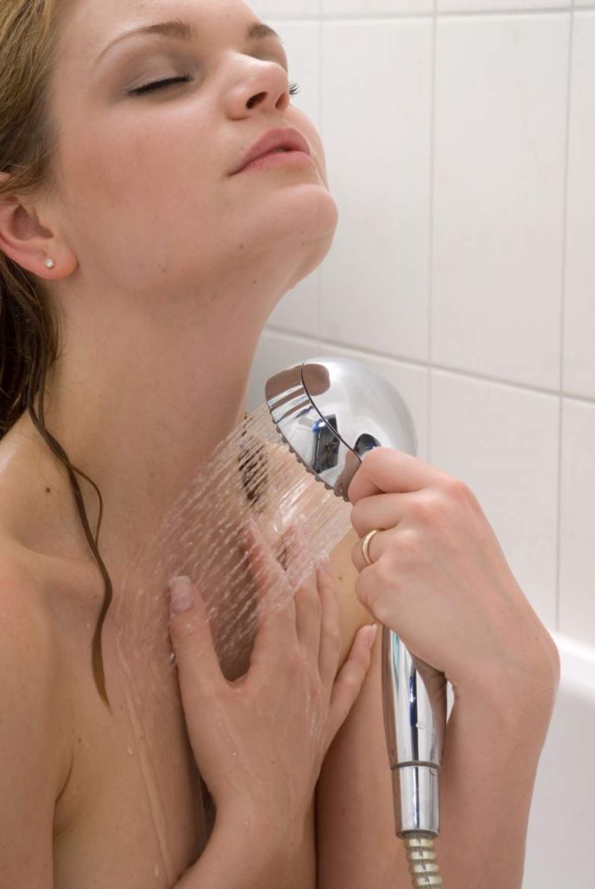 Îţi faci duş cu apă caldă? Şase motive pentru care nu ar trebui să mai faci asta