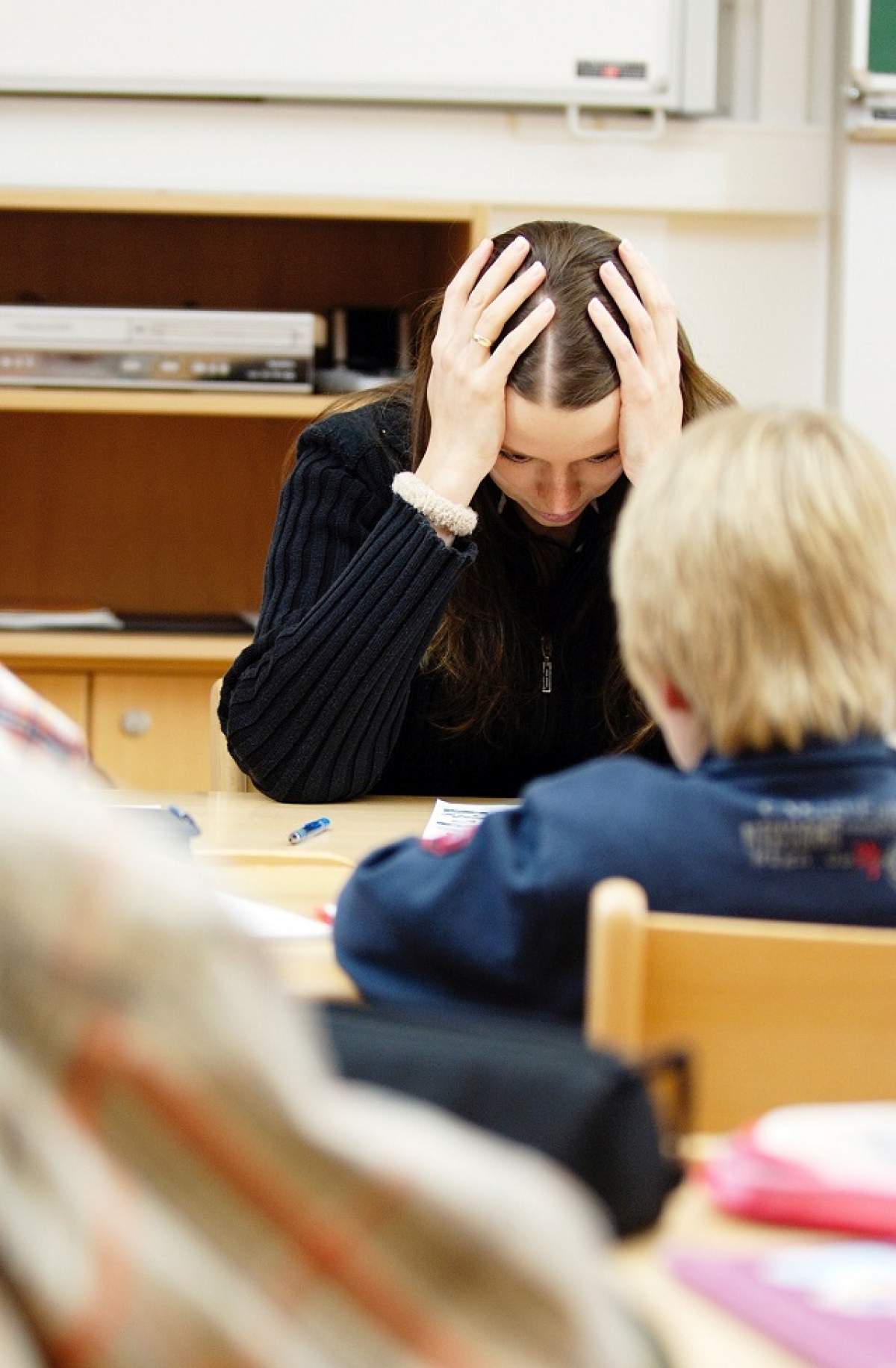 VIDEO / Imagini şocante! O profesoară a fost bătută în faţa elevilor de către soţia amantului ei