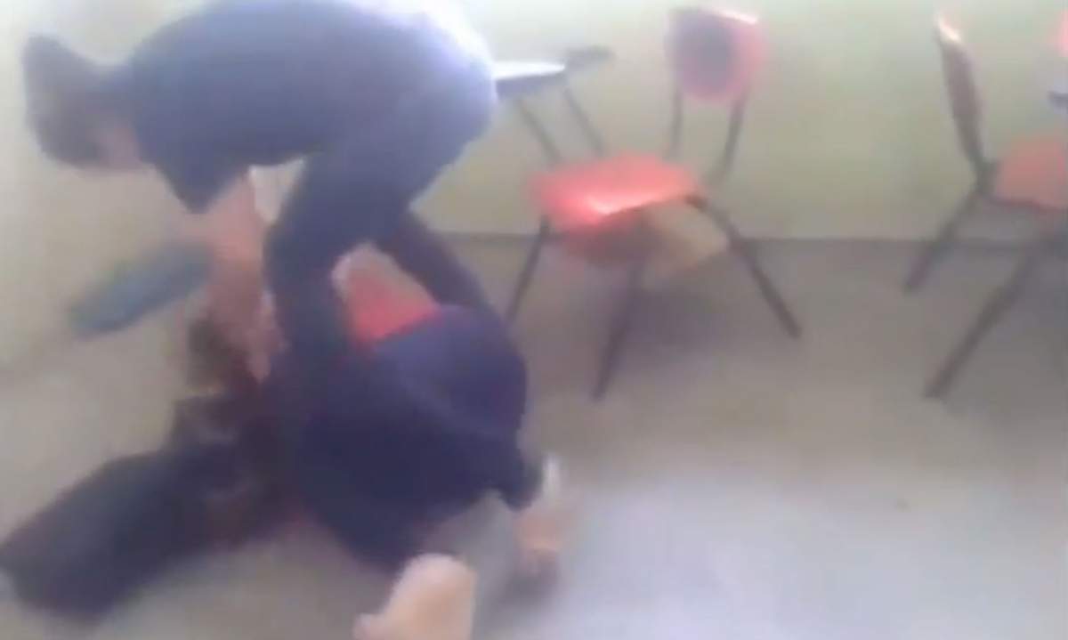 VIDEO / Scene şocante într-o şcoală! O profesoară a fost bătută de mama unui elev