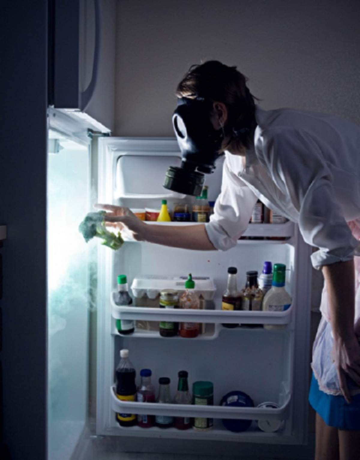 Cum scapi de mirosul neplăcut din frigider? Trucuri uşoare şi eficiente