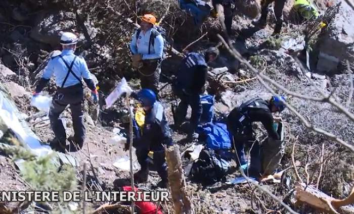 VIDEO / Imagini din infern! Cum arată locul în care au murit 150 de persoane, după prăbuşirea avionului Airbus A320