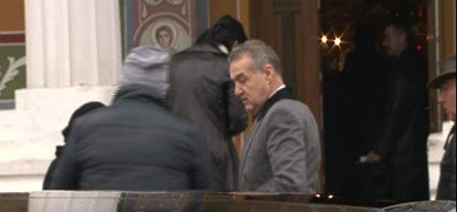 VIDEO / Primele imagini cu George Becali când a ajuns slujba de duminică