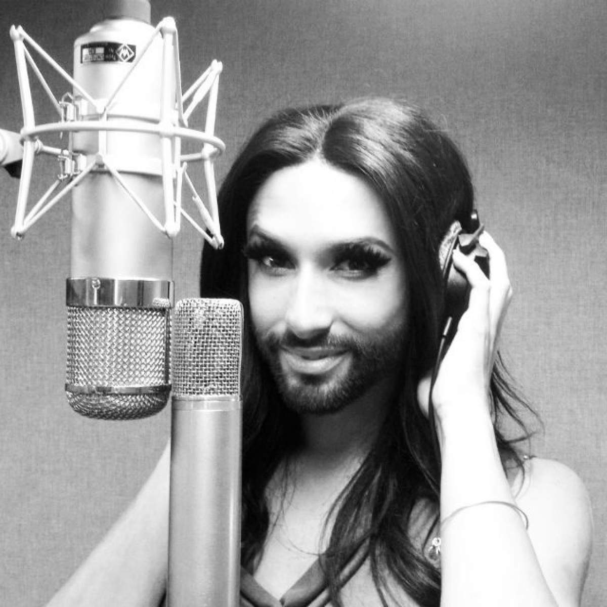 VIDEO & FOTO / Conchita Wurst şi-a lansat prima carte şi un nou album