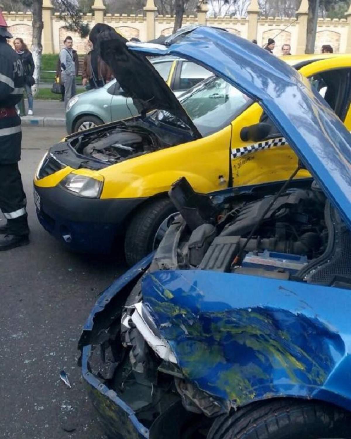 Bebeluş rănit, după ce taxiul în care se afla cu mama lui a fost izbit de o altă maşină!