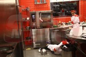 Accident în restaurantul ”Hell’s Kitchen – Iadul bucătarilor”: Monica a fost scoasă cu salvarea din bucătărie