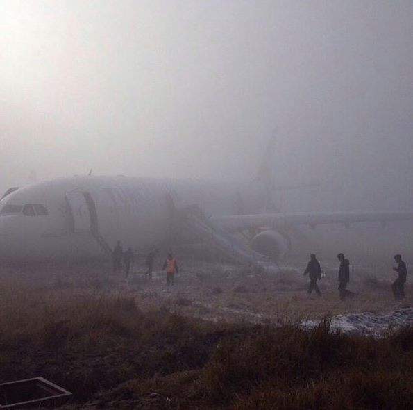 FOTO /  La un pas de tragedie! Un avion cu 238 de pasageri a ratat aterizarea şi s-a oprit pe un câmp!