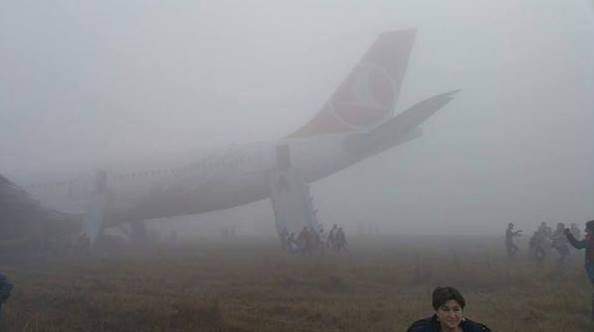 FOTO /  La un pas de tragedie! Un avion cu 238 de pasageri a ratat aterizarea şi s-a oprit pe un câmp!