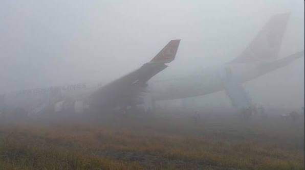FOTO /  La un pas de tragedie! Un avion cu 238 de pasageri a ratat aterizarea şi s-a oprit pe un câmp!