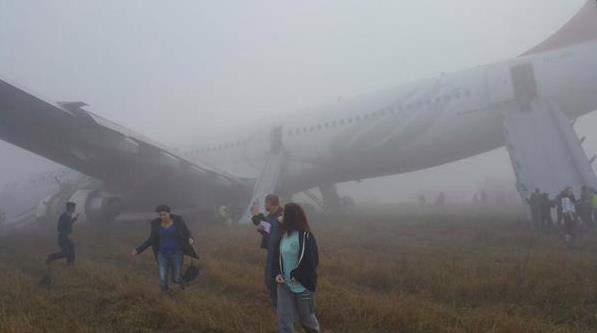FOTO /  La un pas de tragedie! Un avion cu 238 de pasageri a ratat aterizarea şi s-a oprit pe un câmp!