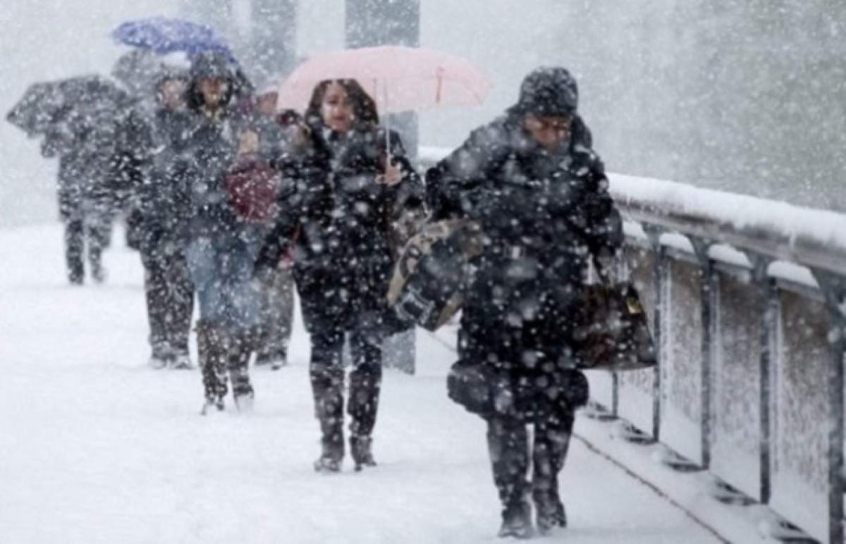 VIDEO / De la ploaie de vară  la ninsoare! Iarna s-a reîntors în România
