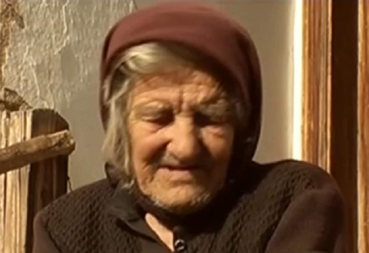 VIDEO / Riscă să o înghită pământul cu tot cu casă! O bătrână locuieşte la marginea prăpastiei, iar autorităţile nu fac nimic
