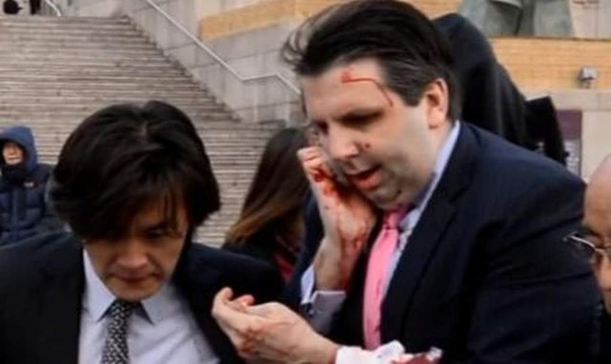 VIDEO / Un ambasador american a fost atacat de un bărbat cu o lamă de ras