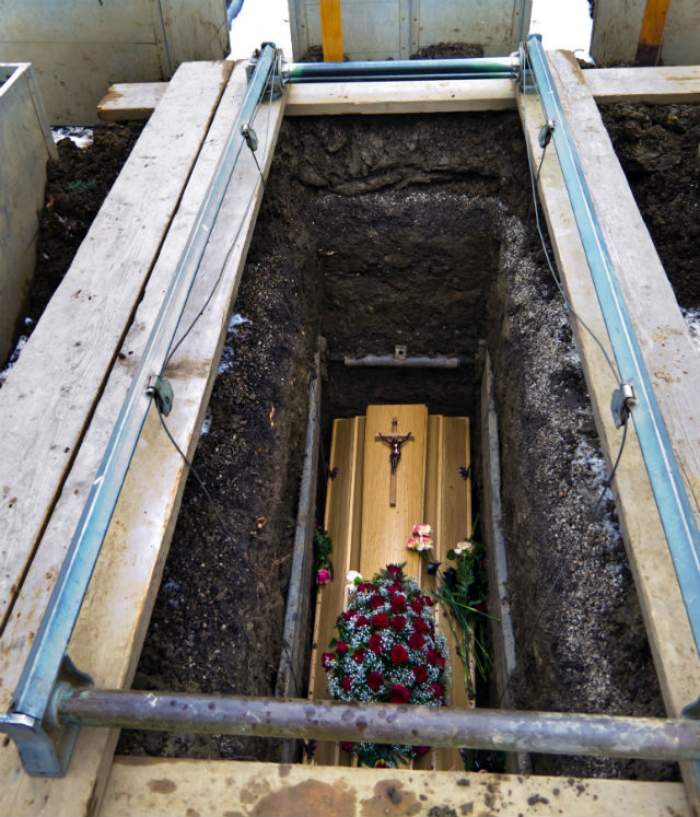 O femeie şi-a dezgropat tatăl, sperând că se va umple de bani! A rămas fără cuvinte când i-a deschis mormântul