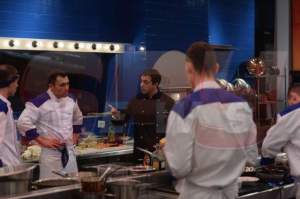 FOTO / Chef Sorin Bontea coordonează primul service din noul sezon ”Hells Kitchen – Iadul bucătarilor”