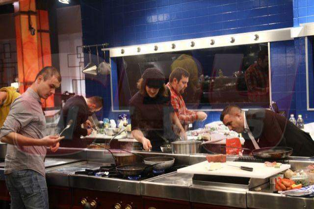 FOTO / Chef Sorin Bontea coordonează primul service din noul sezon ”Hells Kitchen – Iadul bucătarilor”