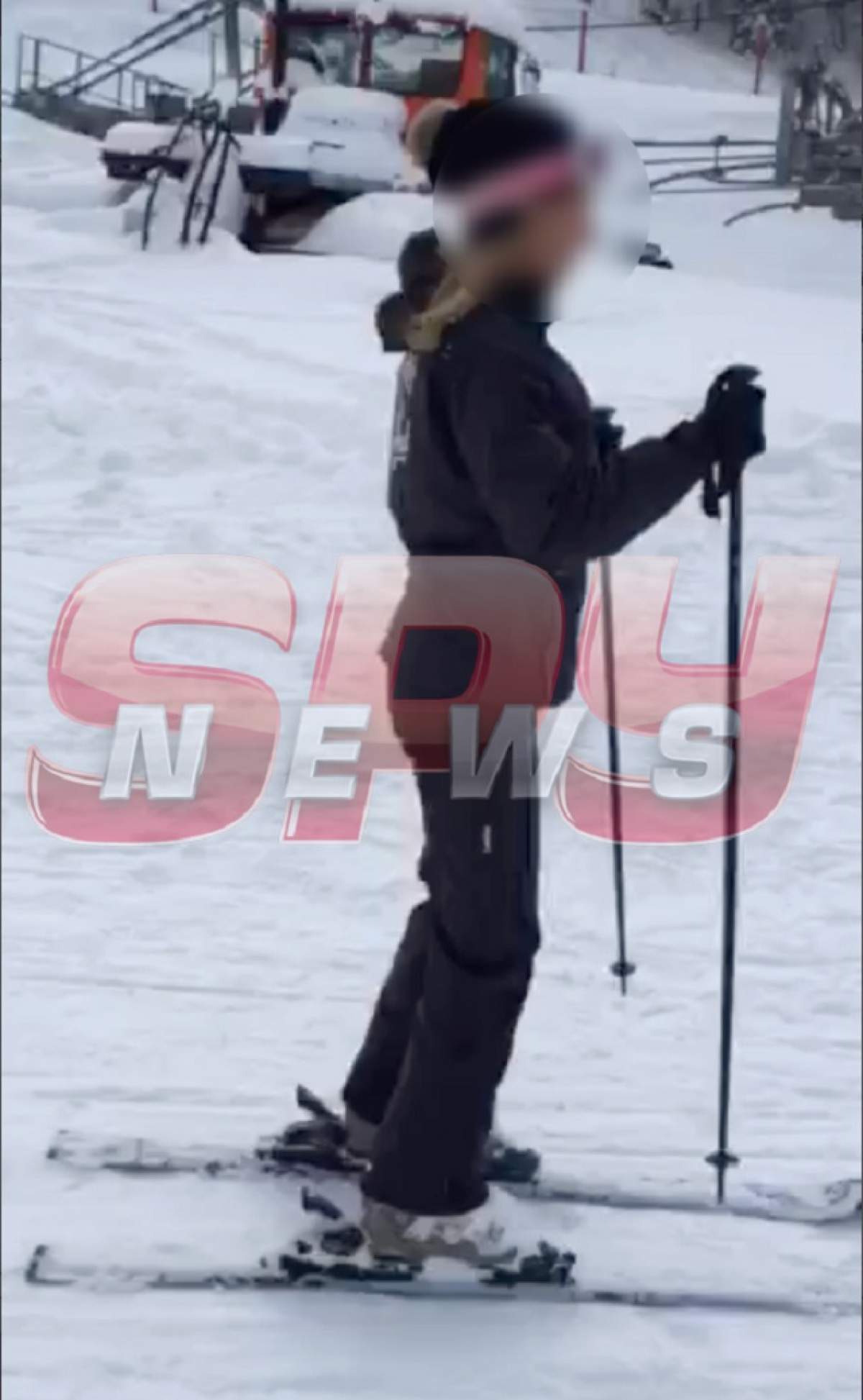 Ce vedetă se află în spatele costumului de schi? Indiciu: este una dintre cele mai sexy femei de la noi!