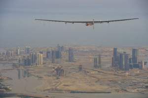 VIDEO & FOTO / Incredibil! Primul zbor în jurul lumii fără carburant! Avionul Solar Impulse 2 este deja în aer!