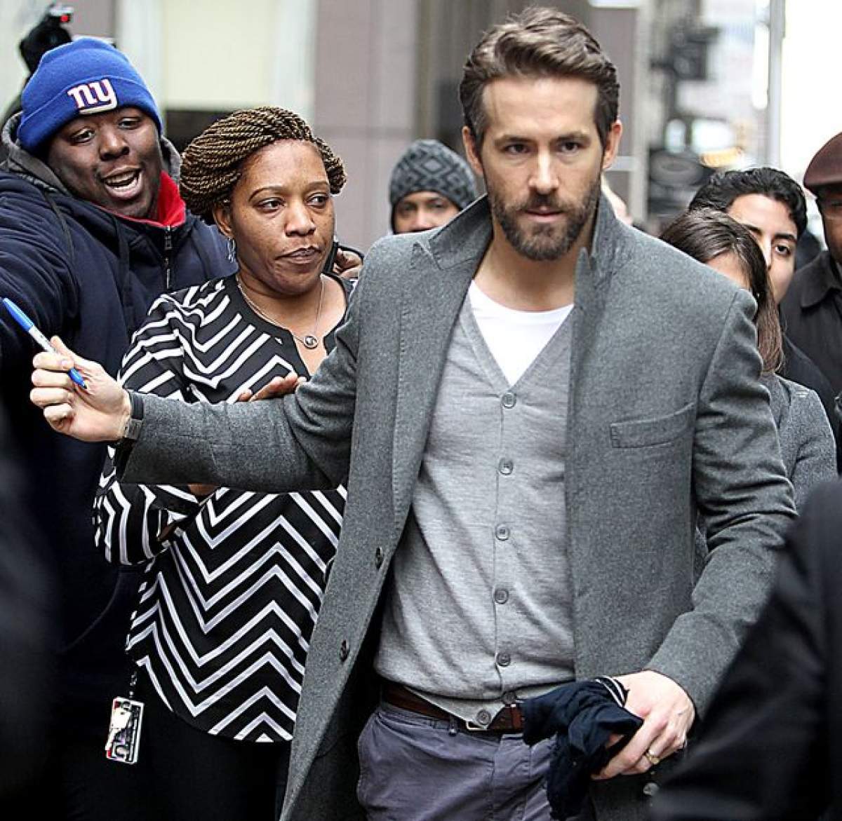 Ryan Reynolds, lovit un maşina de un paparazzo! În ce stare de află