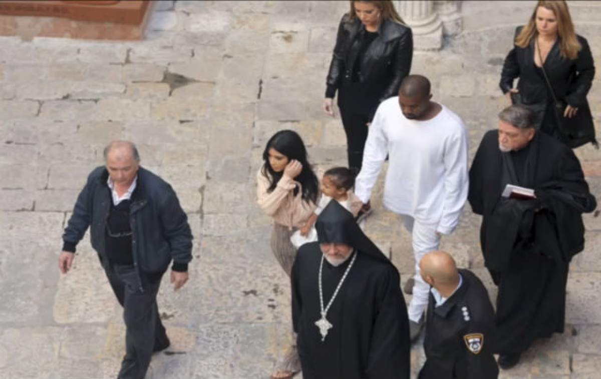 VIDEO / Extravaganta Kim Kardashian şi-a botezat fetiţa în oraşul Sfânt