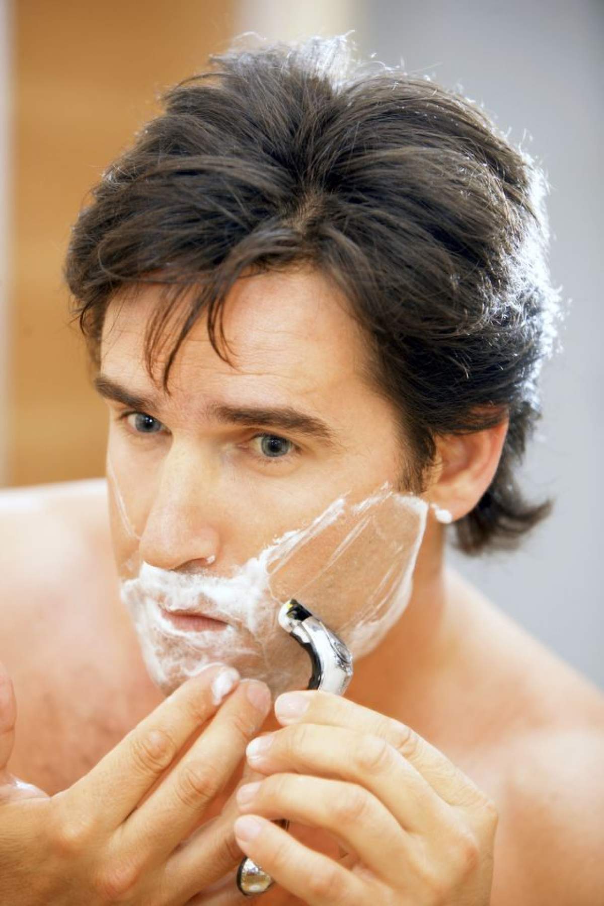 ÎNTREBAREA ZILEI - MIERCURI: Câte ore din viaţă petrece un bărbat ca să se bărbierească?