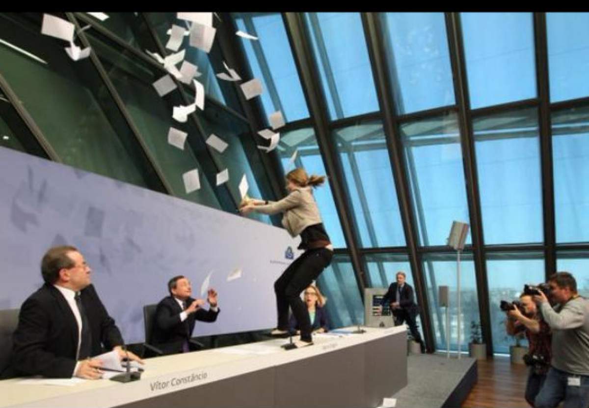 VIDEO/ Mario Draghi, Preşedintele Băncii Centrale Europene, a fost atacat în timpul unei conferinţe de presă
