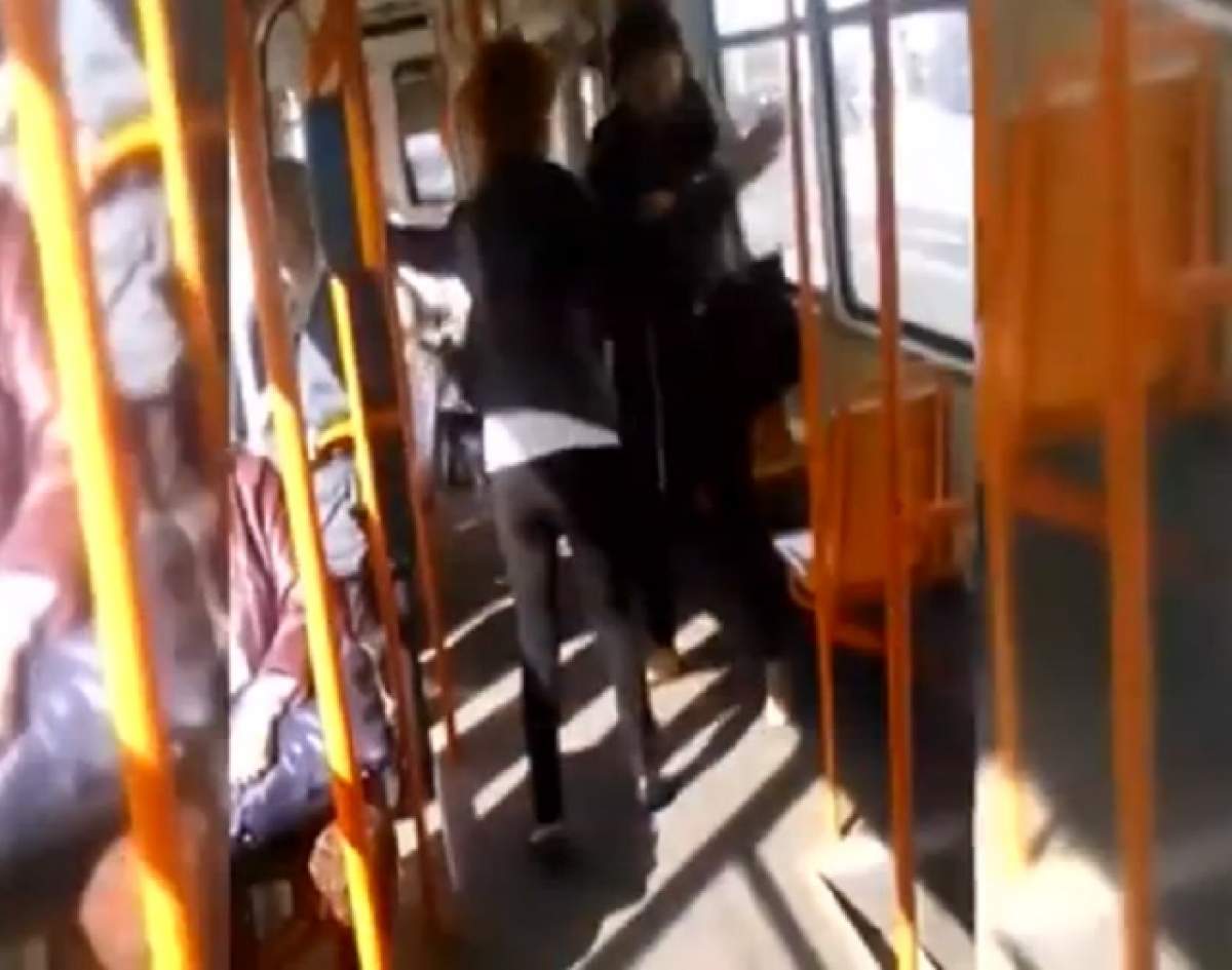18+ VIDEO /  Episodul 2 al seriei "Ţigara în RATB": Cuvinte şi imagini obscene, într-un tramvai din Bucureşti