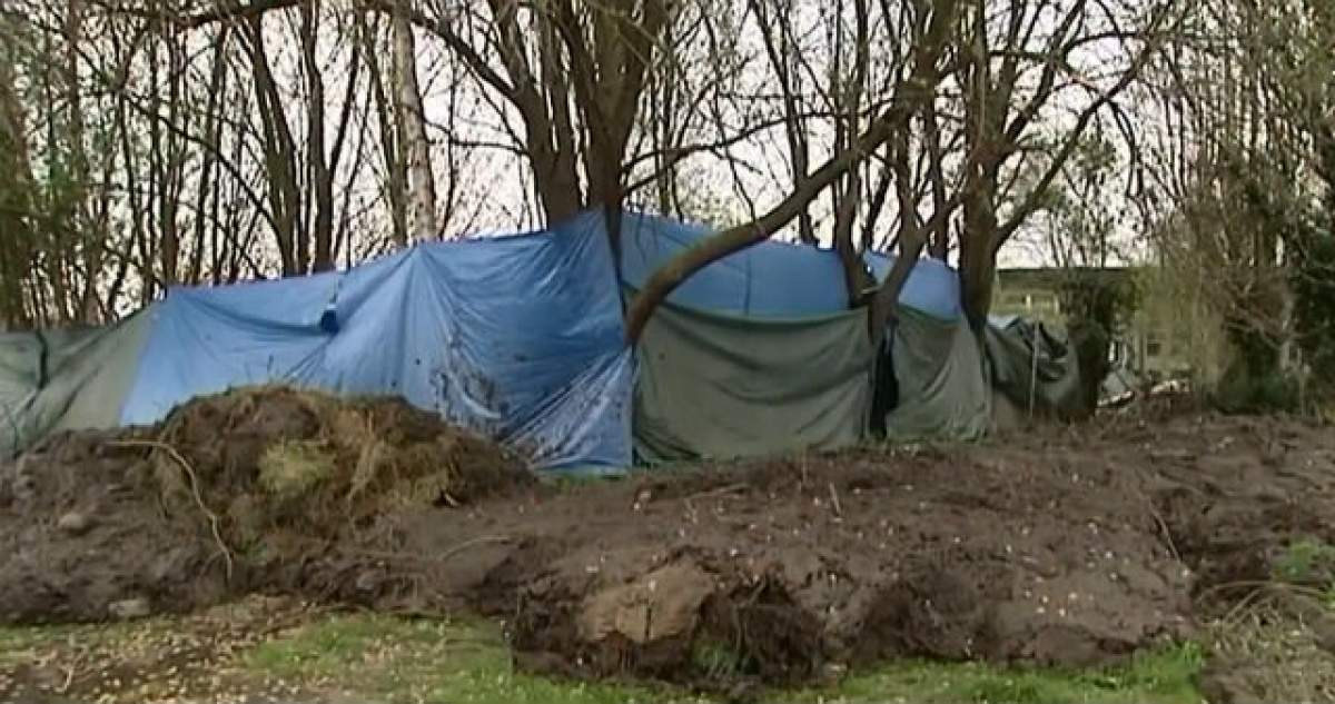 VIDEO / Un primar francez a şocat o lume întreagă! Edilul a deversat noroi la intrarea într-o tabără de romi