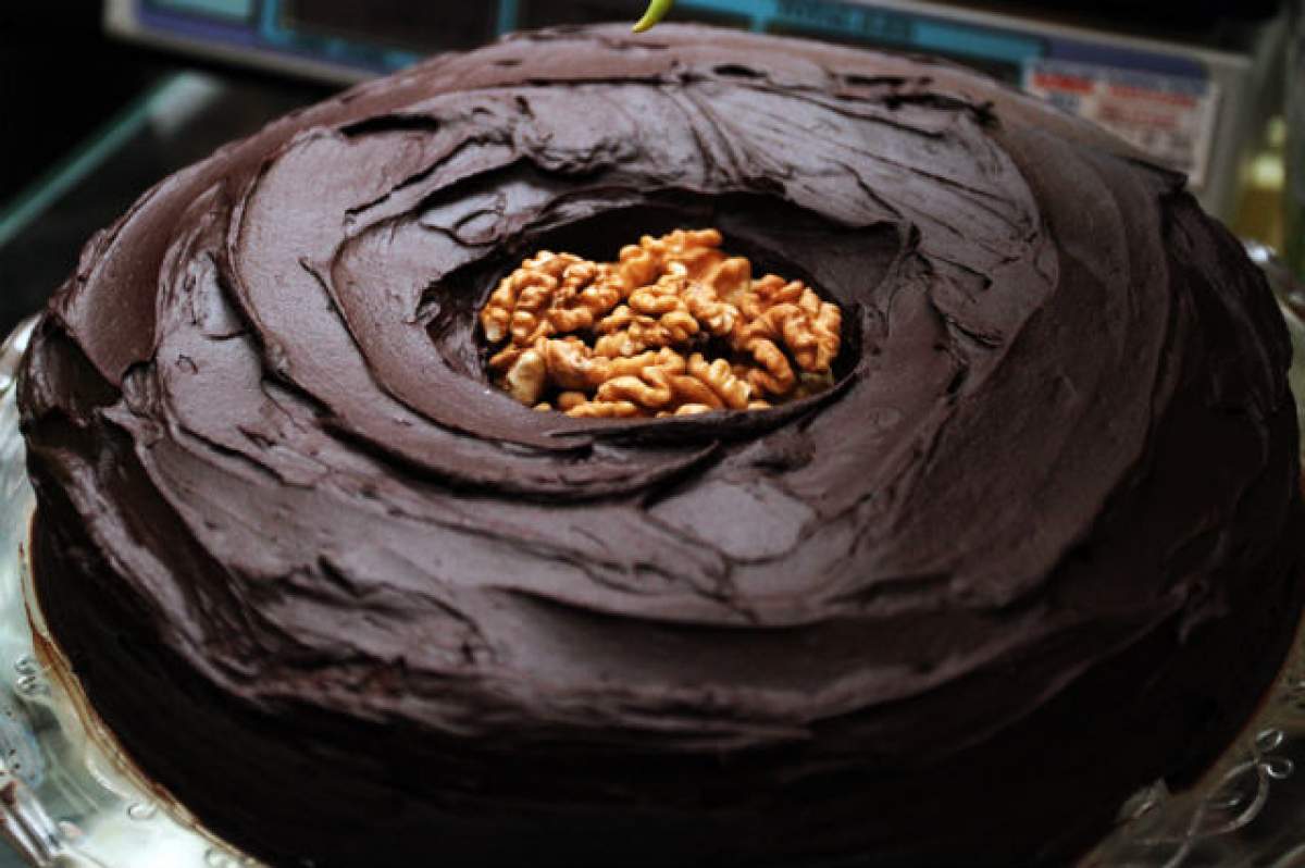 REŢETA ZILEI - DUMINICĂ: Tort cu ciocolată, migdale şi nuci