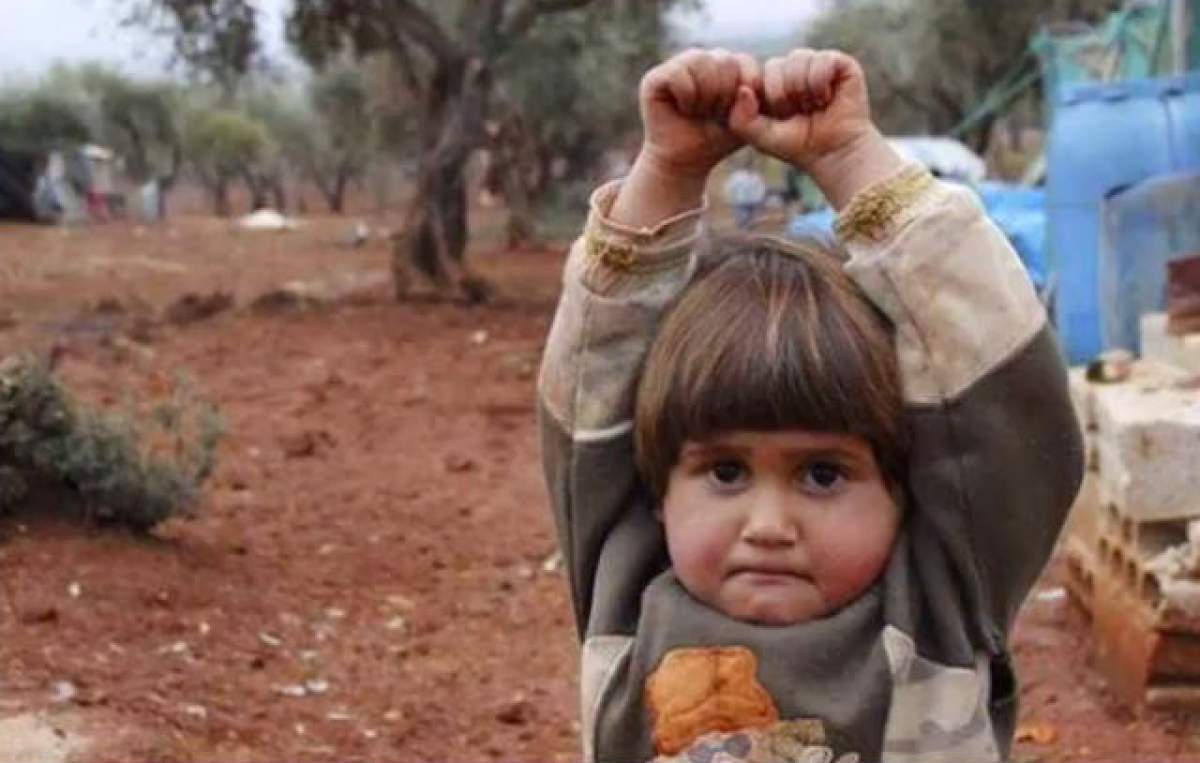 O imagine cât un milion de cuvinte! O fetiţă de doar 4 ani roagă fotoreporterul să nu o "împuşte" cu aparatul foto