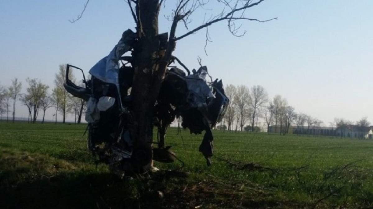 Accident terifiant în Bihor! A rămas cu maşina încolăcită în copac