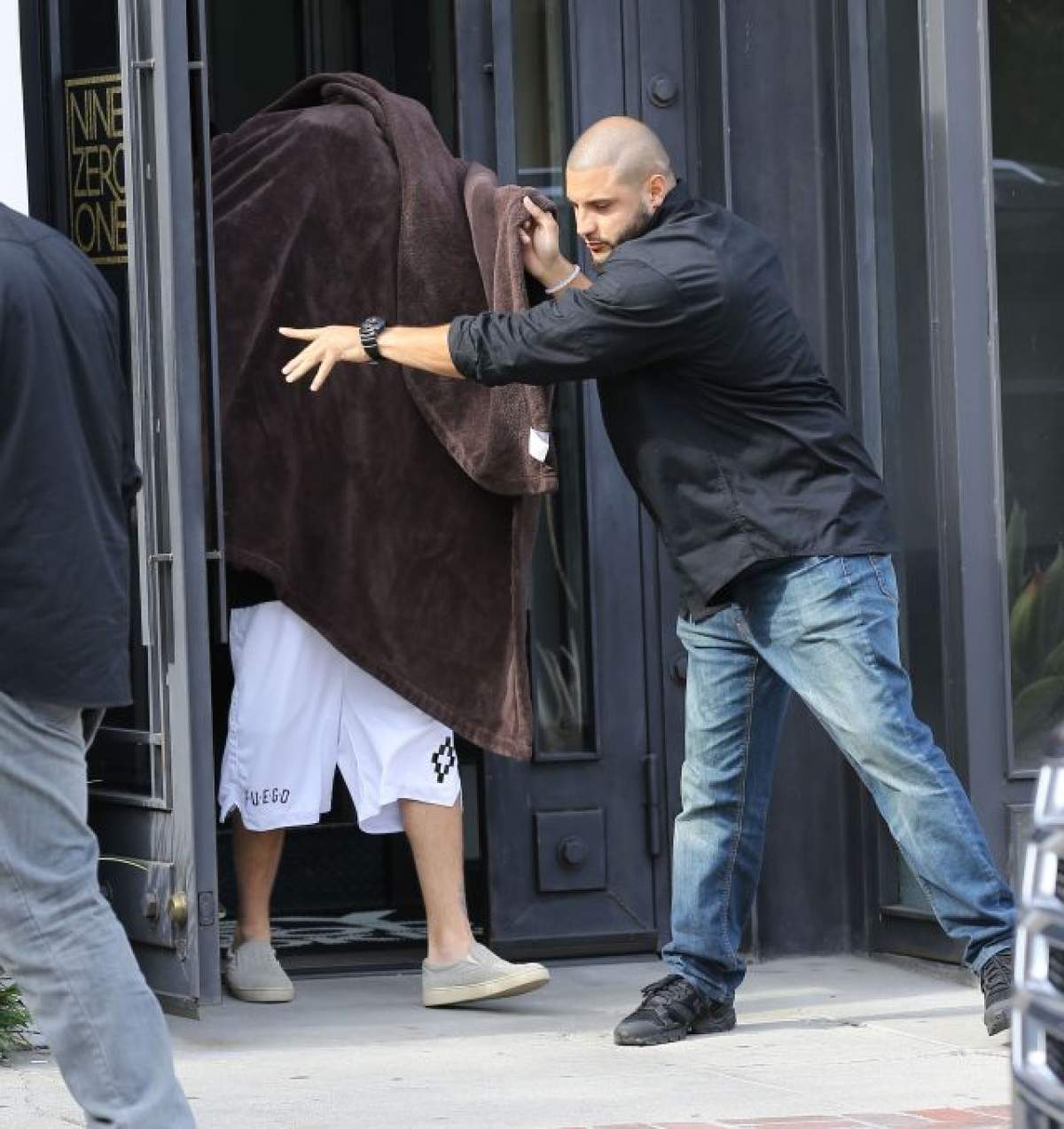 FOTO / Camuflat, nu glumă! Un celebru cântăreţ a ieşit cu pătura în cap pe stradă!