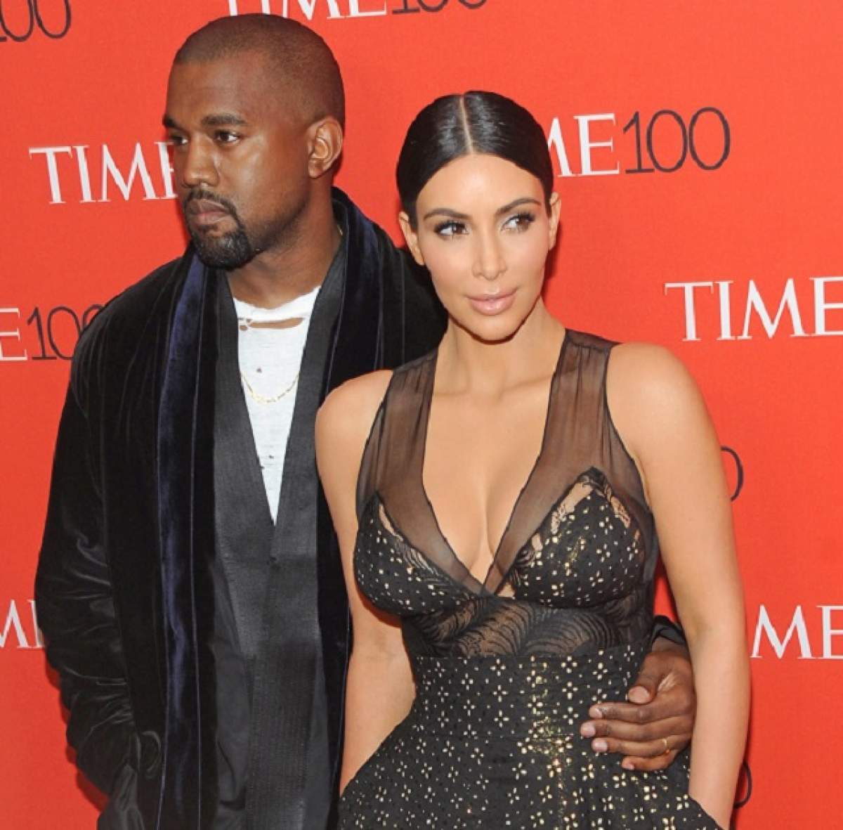 FOTO / Moment penibil pe covorul roşu! Kim Kardashian şi Kanye West au fost criticaţi dur pentru gestul lor