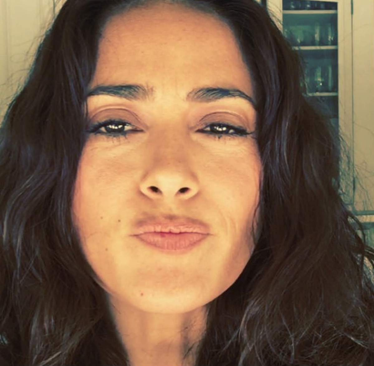 VIDEO/ Salma Hayek şi-a oripilat fanii! Gustarea dintre mese a actriţei