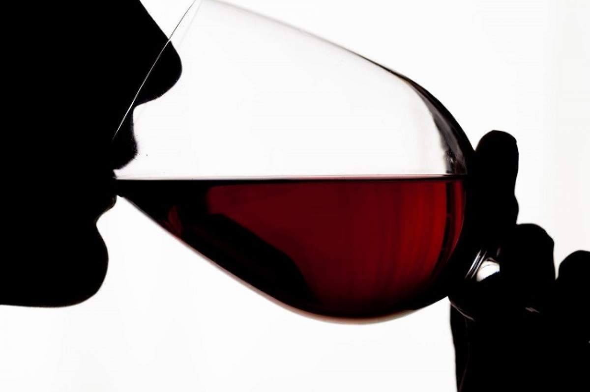 O româncă a murit după ce a băut vin cu otravă, în Italia