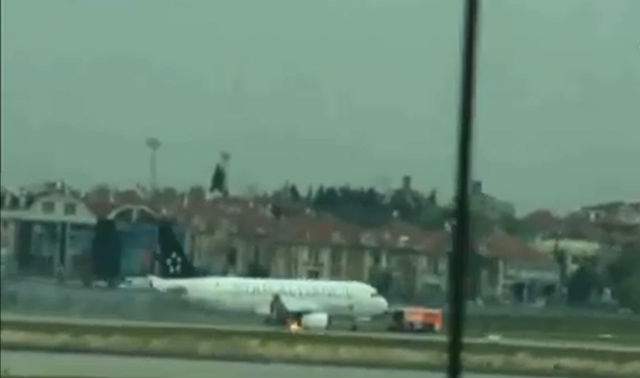 VIDEO / Aterizare de urgență la Istanbul, după ce unul dintre motoarele unui Airbus A320 a luat foc