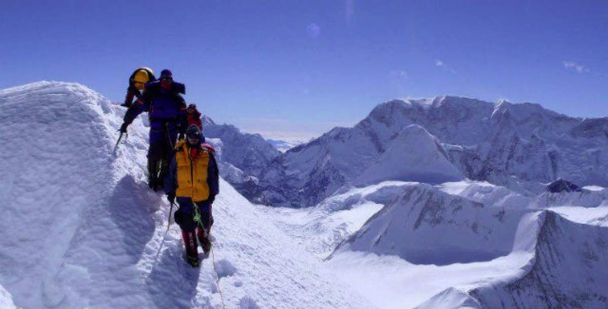 Clipe de teroare! Unii dintre alpiniştii de pe Everest, unde a avut loc o avalanşă, sunt daţi dispăruţi, alţii sunt blocaţi: "Rugaţi-vă pentru toată lumea!"