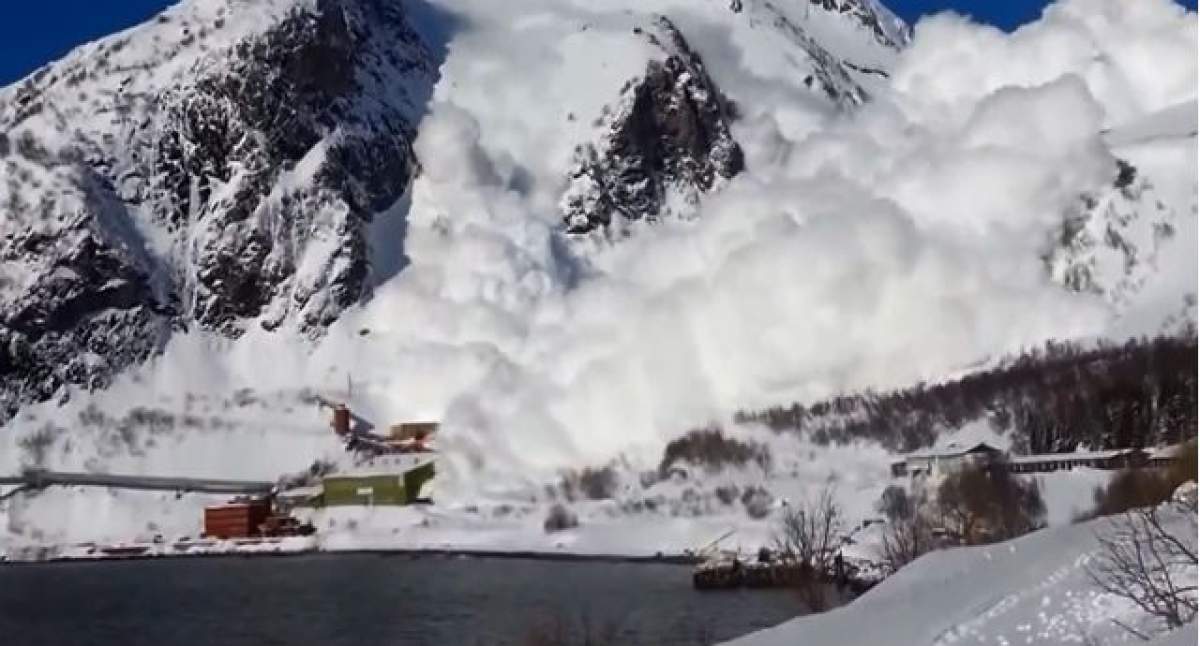 Cel puţin OPT persoane au murit în urma avalanşei de pe Muntele Everest: "Vor fi şi mai mulţi morţi dacă nu vor veni elicoptere de urgenţă"